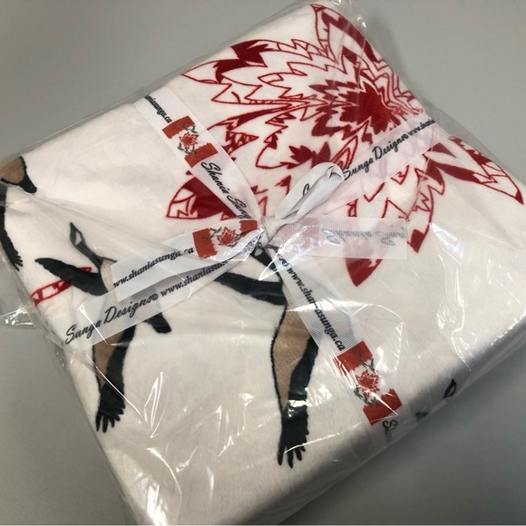 NEW Canadiana Minky Throw. Canada Goose - Picture 4 of 12